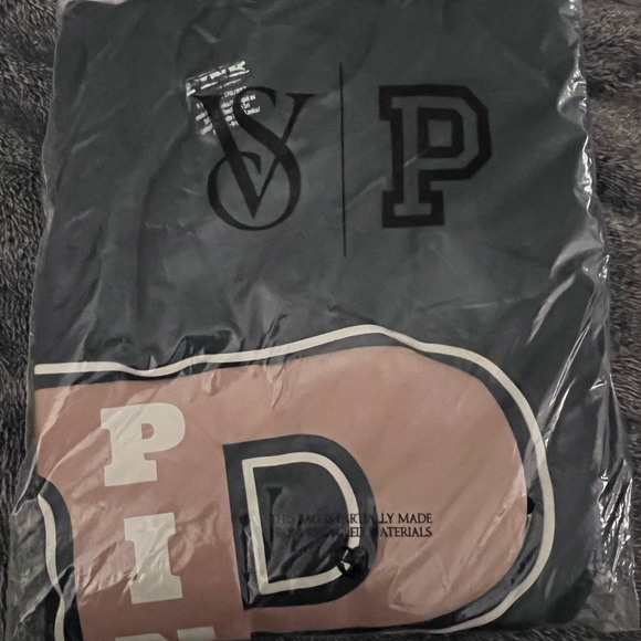 Pink VS campus cotton  tee NWT M - Picture 2 of 3